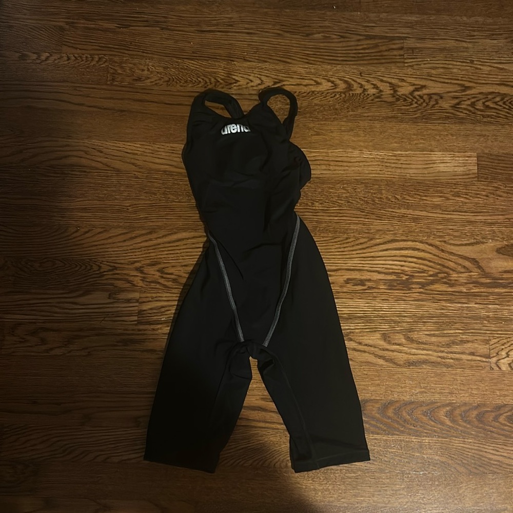 black arena kneeskin